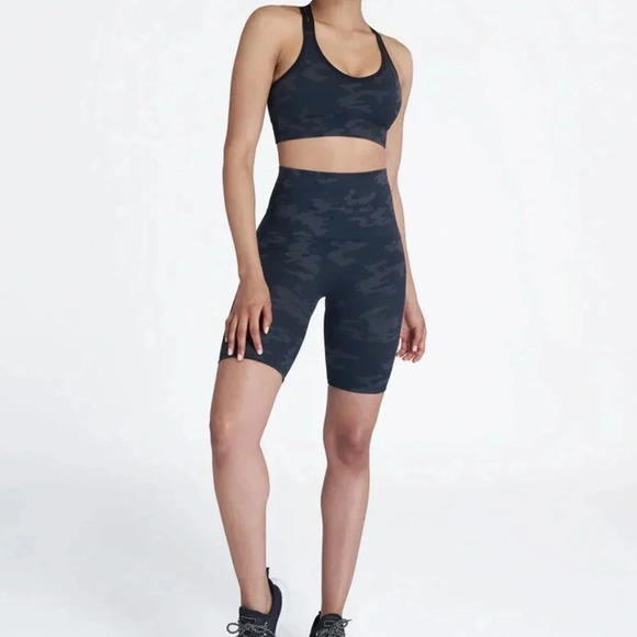 Spanx Look at Me Now Bike Short in Black Camo Size Medium NWT - Picture 1 of 8